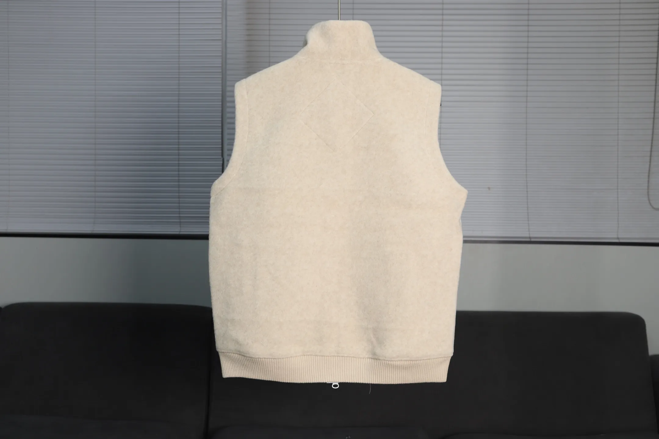P640 Big Goose White Label Cashmere Vest Canada Goose Canada Goose Humanature Series Ski Season White Label Warm, Windproof, Breathable, Soft Solid Color Stand Collar Logo Label Zipper Casual Sleeveless Vest Mersey Solid Color Stand Collar Fitted Sleeveless Vest Exclusive Customized Wool Fabric Compare only with ZP There is no need to elaborate on the popularity of this season’s new style. The fabric is warm and comfortable long plush and easy to put on and take off. High-tech breathable space cotton liner makes the whole dress very stiff. At the same time, it is soft, comfortable and lightweight. Breathable, soft, not sweaty, lightweight, stylish, and not deformed. The iconic double-striped reflective strips are designed behind the collar and hat. No detail is missed. High-density goose badge. All threaded accessories are customized. Three colors to choose from. Each one is super western. The upper body effect is very high-end. The loose version is not bloated at all. It is quite fashionable. It can be said to be a very unique design. This year's must-have style is the same for men and women🔥 Color: light gray dark gray Khaki